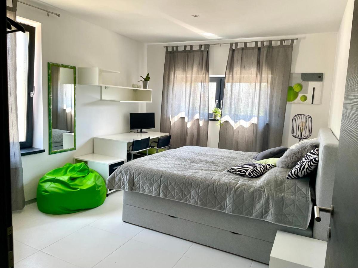 Mega Apartment Prvacina Bagian luar foto