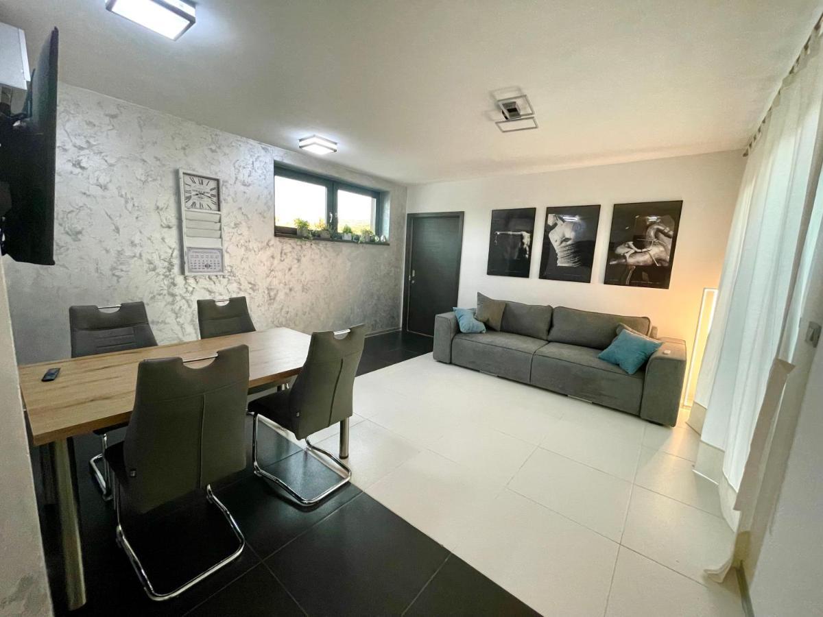 Mega Apartment Prvacina Bagian luar foto