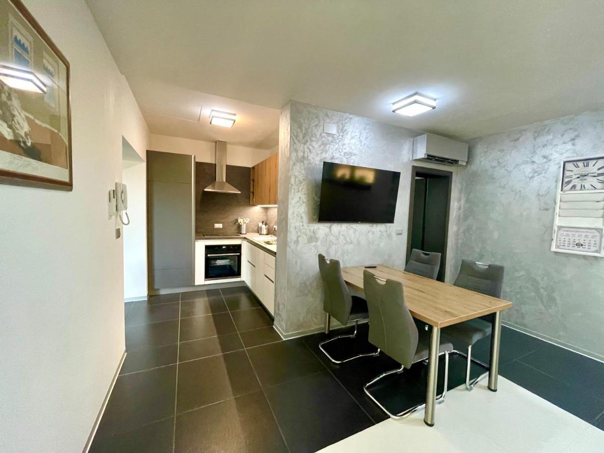 Mega Apartment Prvacina Bagian luar foto