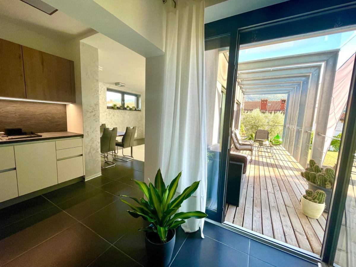 Mega Apartment Prvacina Bagian luar foto