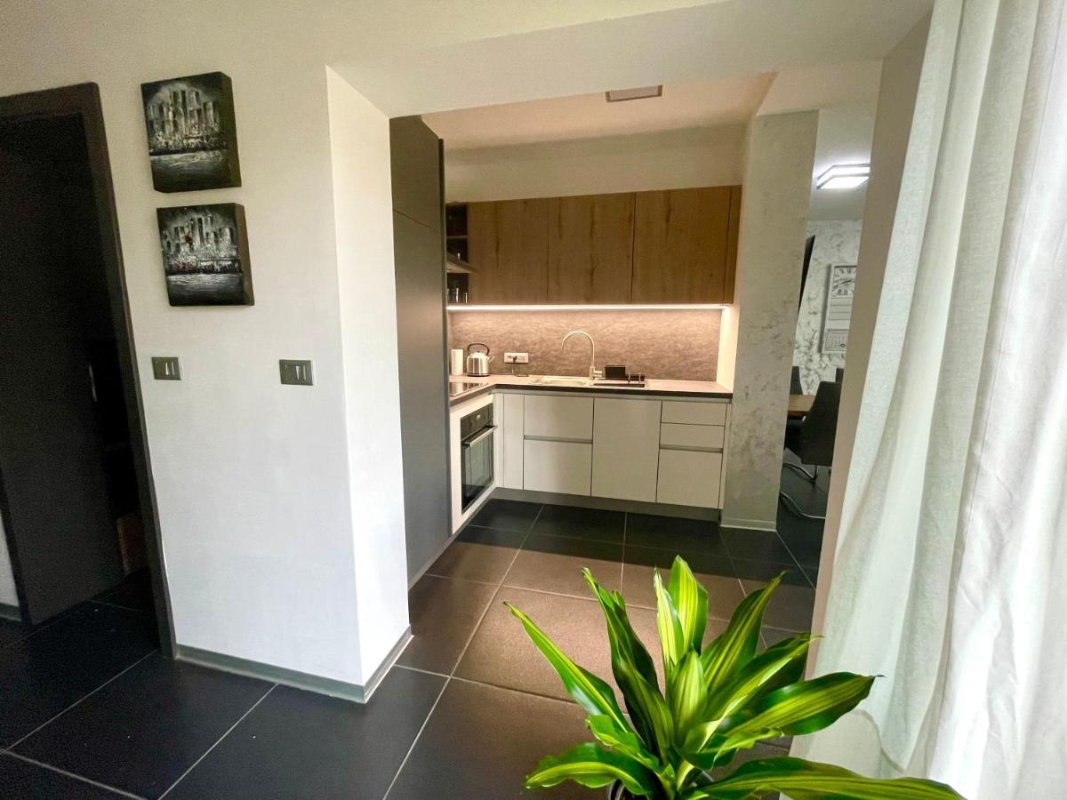 Mega Apartment Prvacina Bagian luar foto