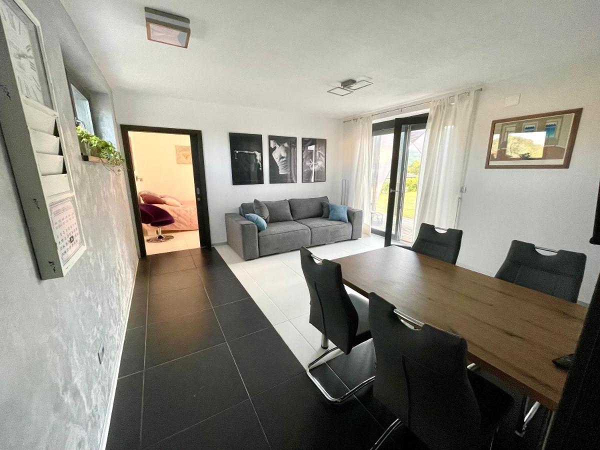 Mega Apartment Prvacina Bagian luar foto