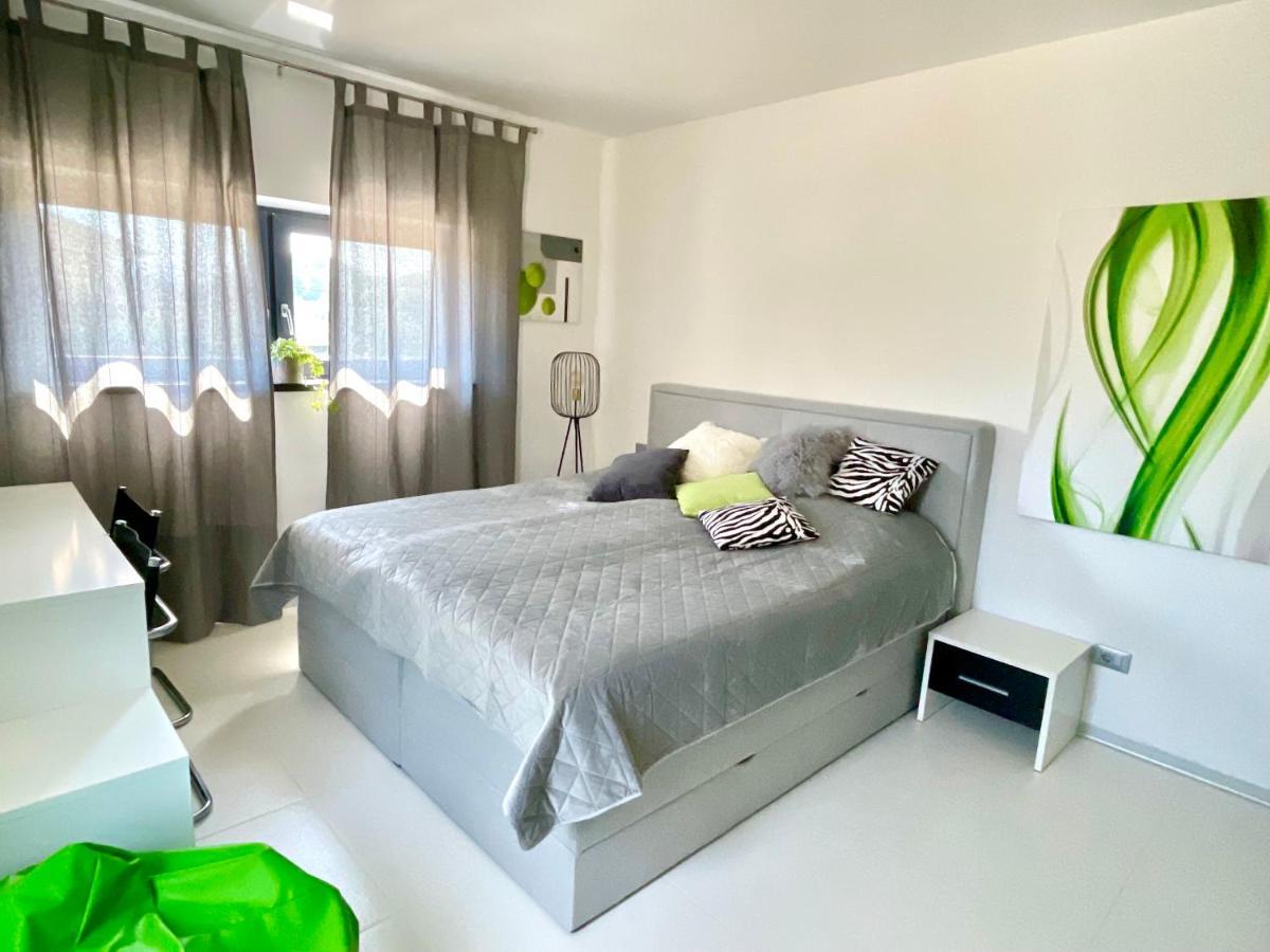 Mega Apartment Prvacina Bagian luar foto